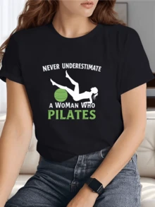Figura de mujer haciendo pilates junto a una pelota verde que simboliza equilibrio fuerza y superación inspirando confianza y energía positiva camiseta de mujer casual cómoda para entrenamiento y uso diario - Negro - Ver 1