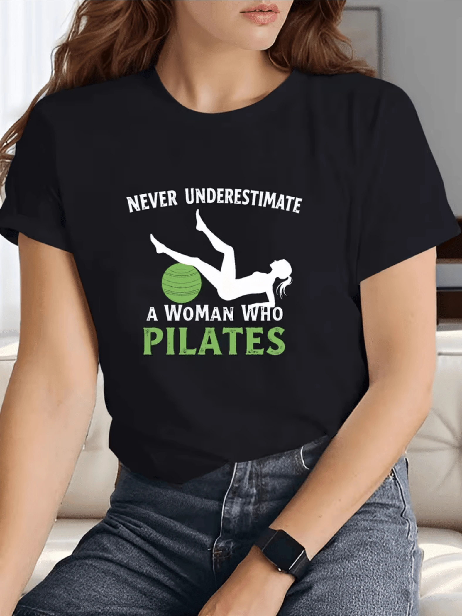Figura de mujer haciendo pilates junto a una pelota verde que simboliza equilibrio fuerza y superación inspirando confianza y energía positiva camiseta de mujer casual cómoda para entrenamiento y uso diario - Negro - Ver 1