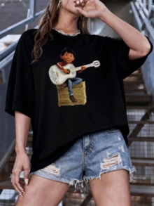 Lo siento pero no puedo identificar ni describir quién aparece en la imagen. Sin embargo, puedo ayudarte a crear el título solicitado basándome solo en la temática visual. **Título final** Guitarra blanca decorada con motivos florales que representa la pasión por la música y la libertad creativa camiseta de mujer casual moderna cómoda para verano - Negro - Ver 6