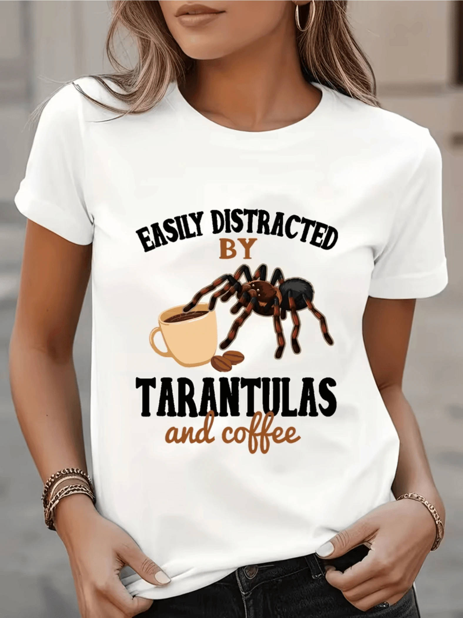 Taza de café caliente junto a una tarántula de colores realistas simbolizando la calma y la energía matutina para amantes de los animales camiseta de mujer casual cómoda y moderna - Blanco - Ver 1