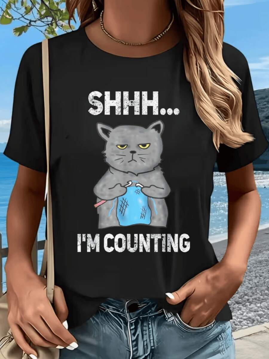 Gray Cat With A Serious Expression Holding A Blue Ball Of Yarn Symbolizes Patience, Concentration, And Tranquility. Ideal For Feline Lovers. Original Casual Women's T-Shirt - 黑色 - 查看 1