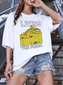 A Relaxed Duck Figure On A Large Mountain Of Golden Coins Represents Abundance, Happiness, And The Full Enjoyment Of Achieved Dreams. A Women's T-Shirt With A Fun And Modern Message, Ideal For Everyday Wear. - 白色 - 查看 6
