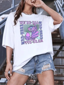 Gato sonriente de rayas moradas y rosas rodeado de espirales hipnóticas que simbolizan la locura divertida y la fantasía surrealista camiseta de mujer moderna y cómoda para uso casual - Blanco - Ver 6