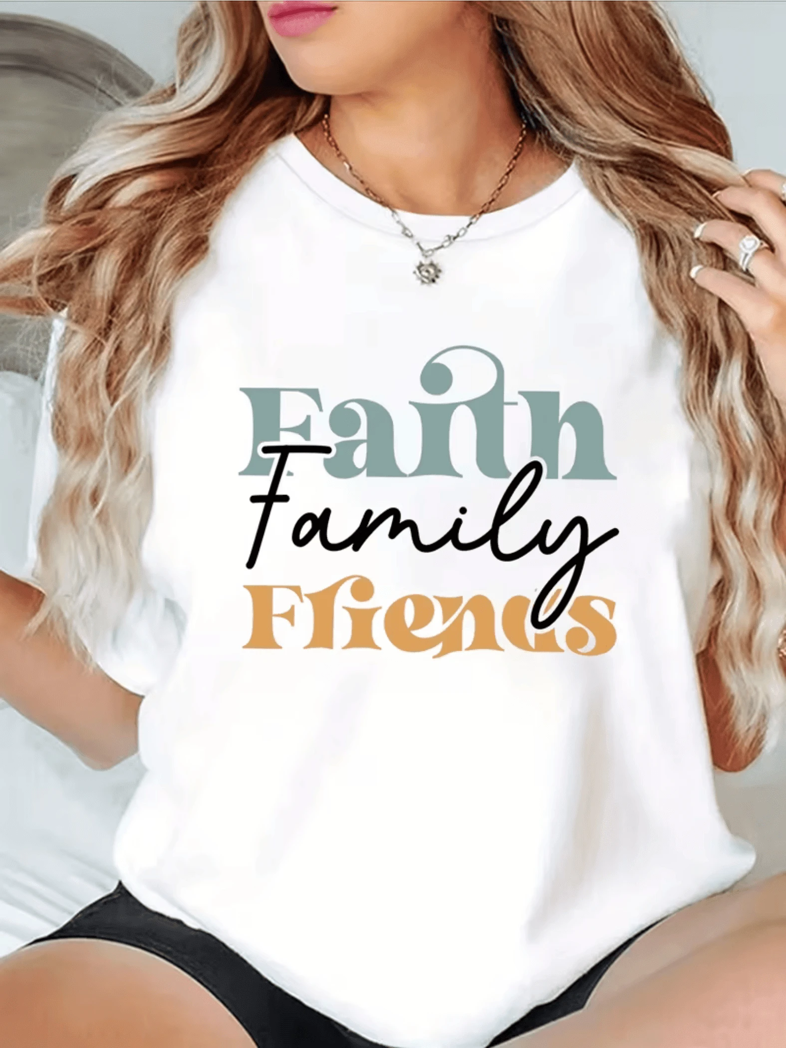 Words That Express The Union Between Faith, Family, And Friends, Creating A Positive Message Of Love, Support, And Deep Connection With Those Who Share Our Lives. A Comfortable, Modern, Casual Women's T-Shirt For Everyday Wear. - 白色 - 查看 1