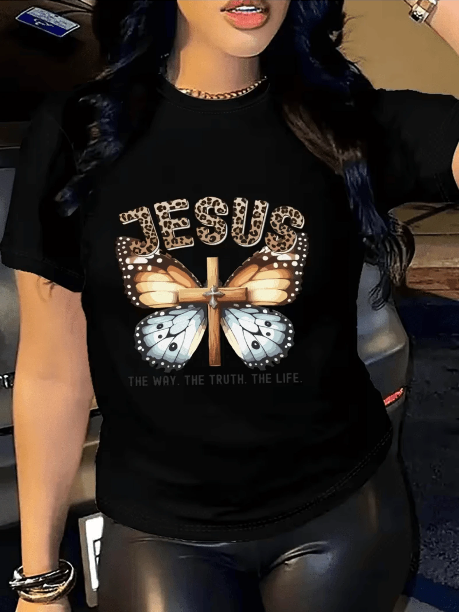 Mariposa de colores simbolizando fe y esperanza en torno a una cruz dorada que representa la luz interior y la transformación espiritual camiseta de mujer cómoda para uso casual y expresión de creencias - Negro - Ver 1