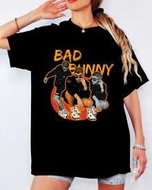 Bad Bunnyy Multi-Pose Collage T-shirt, Graffiti Texttryck, Unisex Musikfan-tröja - Svart - Visa 10