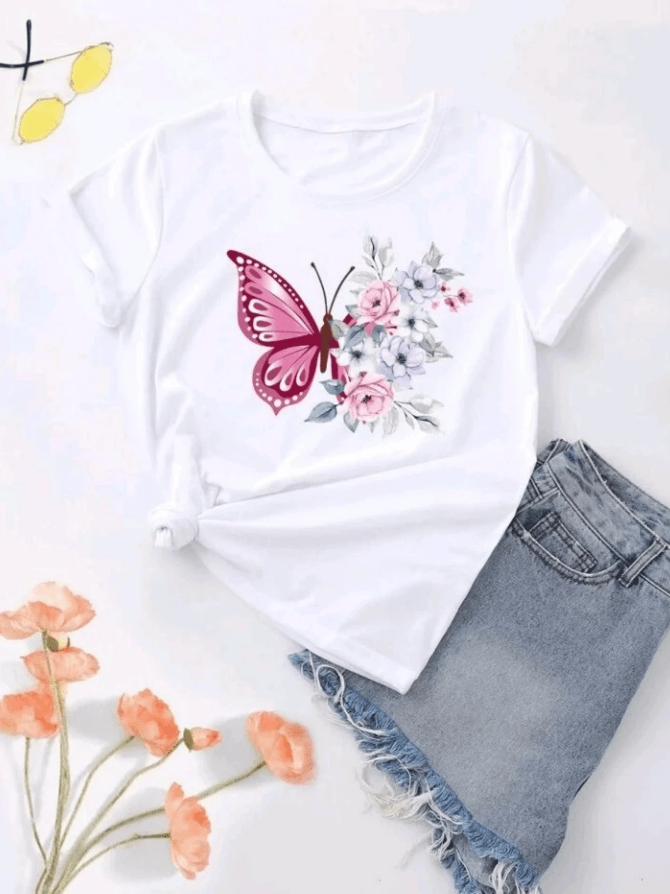 Pink Butterfly Symbolizing Transformation And Freedom, Accompanied By Soft Flowers Evoking Purity And Serenity. Women's T-Shirt With An Artistic And Delicate Touch For A Fresh And Natural Look. - 白色 - 查看 1