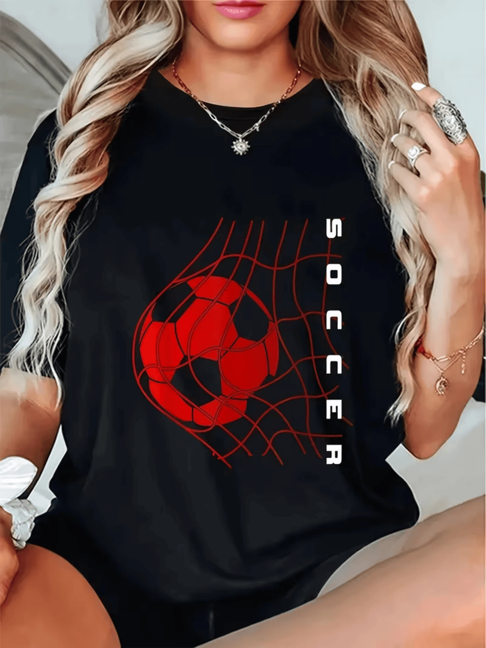 Balón rojo atrapado en una red simboliza pasión energía y triunfo en el deporte transmitiendo fuerza y movimiento camiseta de mujer moderna casual cómoda para fans del fútbol - Negro - Ver 1