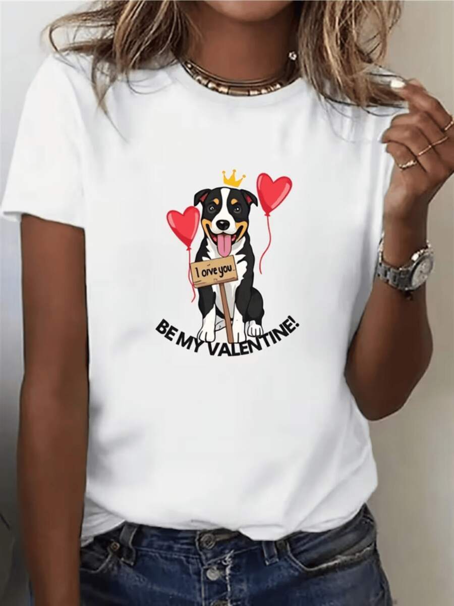Perro con corona sosteniendo un cartel de amor rodeado de globos rojos simboliza ternura alegría y cariño ideal para expresar afecto en San Valentín camiseta de mujer casual moderna cómoda y divertida - Blanco - Ver 1