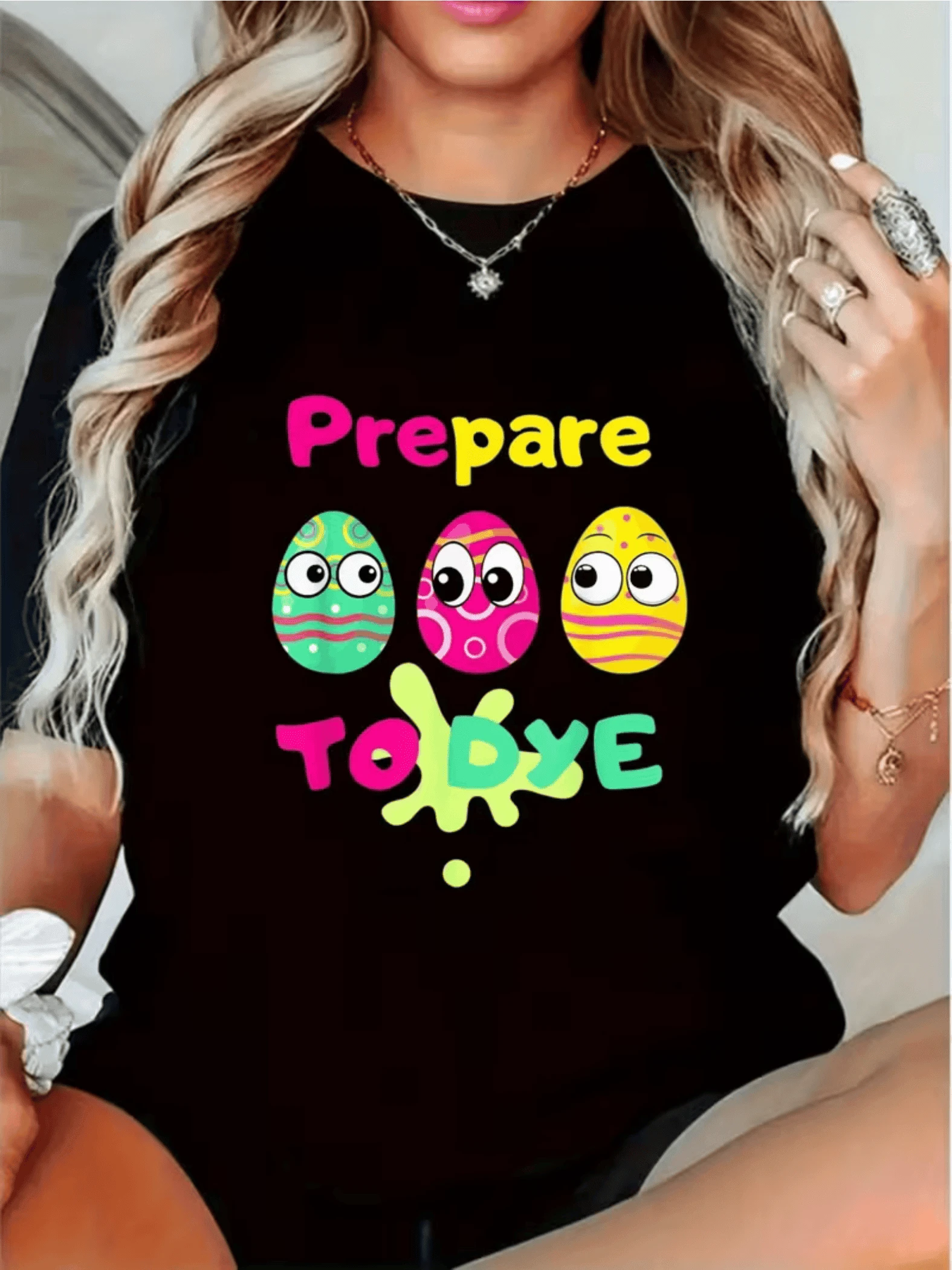 Tres huevos coloridos con caras divertidas transmiten alegría y espíritu festivo inspirando creatividad y humor con un toque vibrante de energía positiva camiseta de mujer casual moderna ideal para diario - Negro - Ver 1