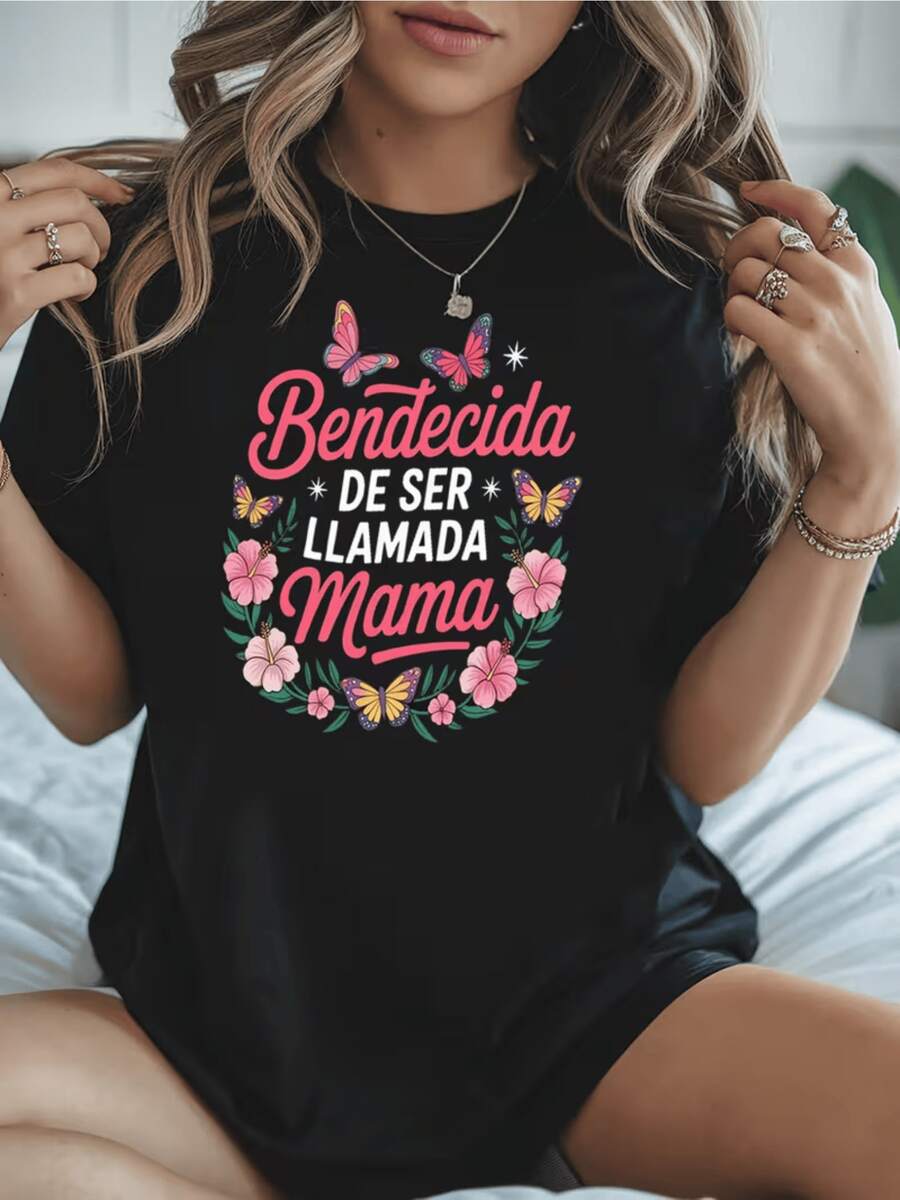 Palabras coloridas que expresan sentirse bendecida rodeada de mariposas y flores tropicales reflejando la alegría de ser mamá con energía positiva camiseta de mujer casual cómoda moderna - Negro - Ver 1