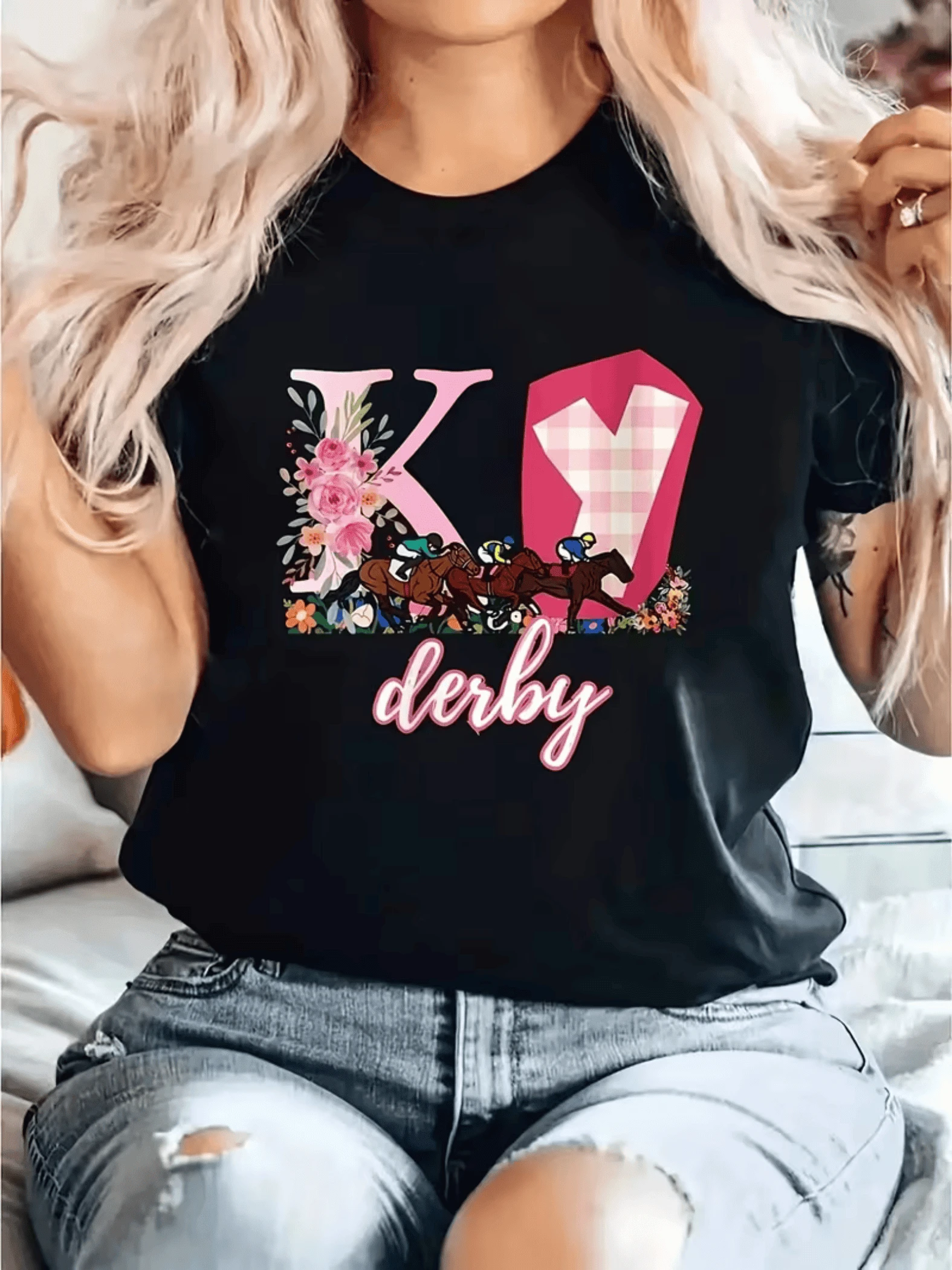 Letra grande con flores rosadas y caballos corriendo que simbolizan energía entusiasmo y celebración del espíritu ecuestre camiseta de mujer perfecta para eventos o estilo casual elegante - Negro - Ver 1
