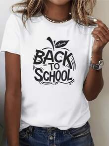 El arte muestra una manzana estilizada con la frase bienvenida de regreso a clases evocando energía positiva conocimiento y nuevos comienzos ideal para mujeres alegres que valoran el aprendizaje y el optimismo camiseta de mujer casual moderna cómoda para uso diario - Blanco - Ver 8