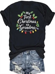 Frase alegre que celebra la primera Navidad como abuela rodeada de luces de colores hojas verdes y árboles pequeños creando un ambiente festivo lleno de amor y calidez camiseta de mujer casual cómoda para fiestas navideñas - Negro - Ver 8