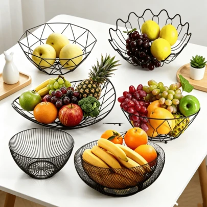 Cestino portafrutta in metallo resistente, cestino per frutta in ferro battuto, ciotola traspirante per snack, fruttiera da cucina, cestino per frutta e verdura da appoggio, salvaspazio, robusto e durevole, non si deforma facilmente. È un oggetto decorativo per la casa che si abbina a diversi stili di arredamento, adatto per l'uso in cucina, soggiorno, camera da letto, sala da pranzo, casa tradizionale, dispensa e tavolo da pranzo. Un accessorio indispensabile per le cucine moderne, un pratico organizer per la cucina. È anche un regalo ideale per inaugurazioni di casa, festività, Festa della Mamma e Festa del Papà.