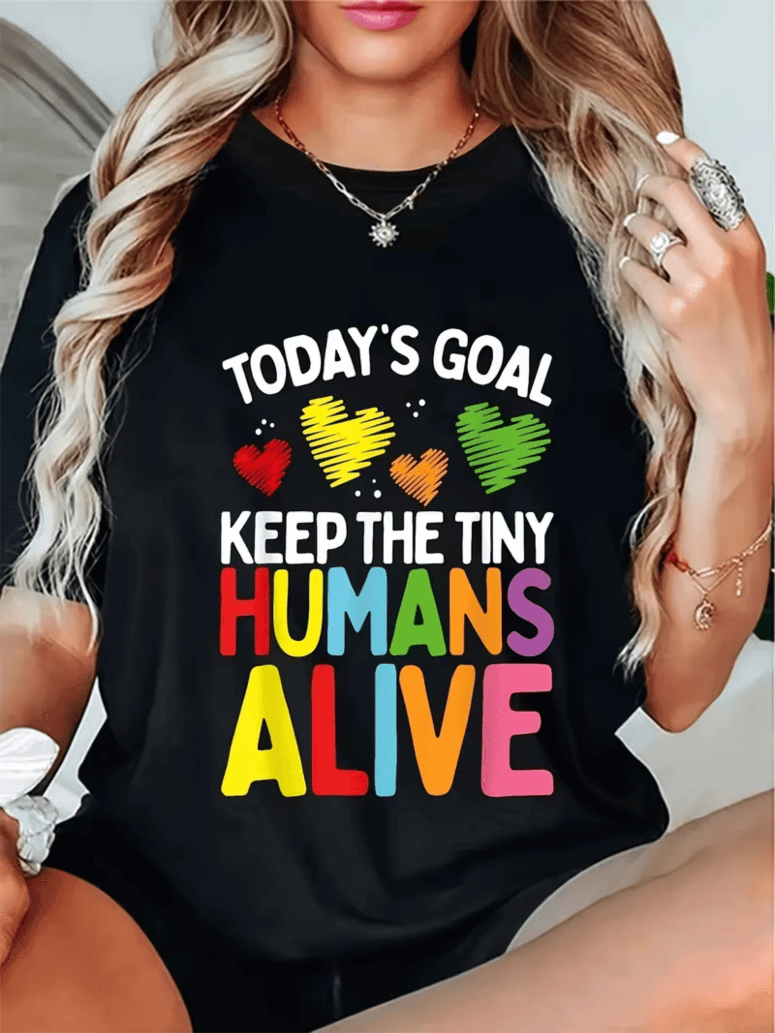 Corazones de colores simbolizan amor energía cuidado y alegría para inspirar positivismo y buen humor cada día camiseta de mujer con mensaje motivador casual y cómoda para uso diario - Negro - Ver 1
