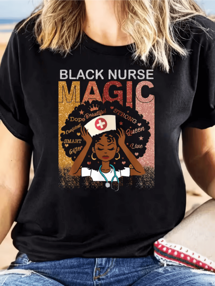 Figura de enfermera orgullosa irradiando confianza y magia con cabello natural rodeado de palabras de poder que celebran la fuerza y belleza femenina camiseta de mujer cómoda casual moderna ideal para uso diario - Negro - Añade 8