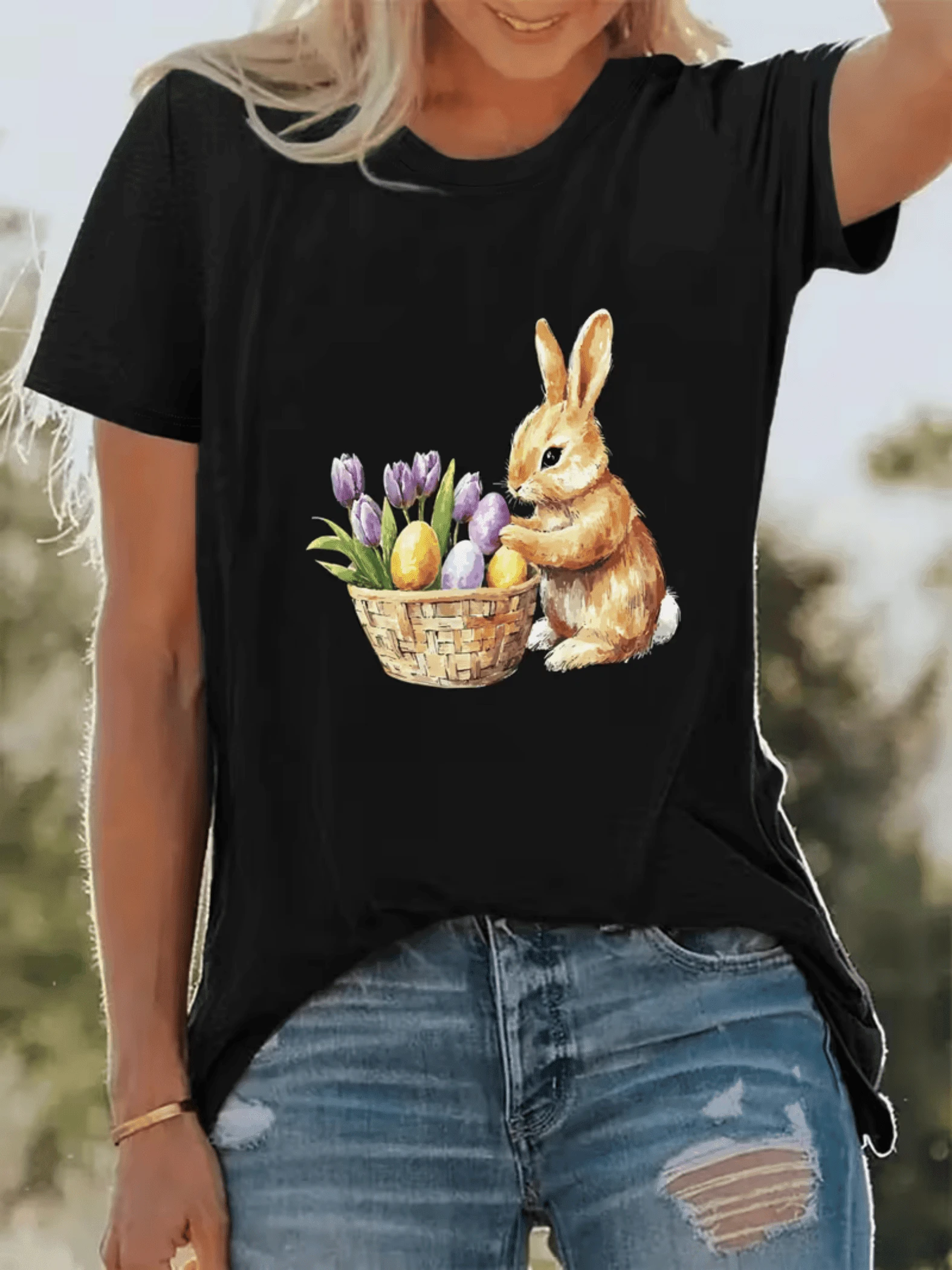 Cute Bunny Next To A Basket Of Purple Flowers And Colorful Eggs That Evoke Joy And Tenderness, Perfect For Sunny Days. Casual, Comfortable, And Versatile Women's T-Shirt - 黑色 - 查看 1
