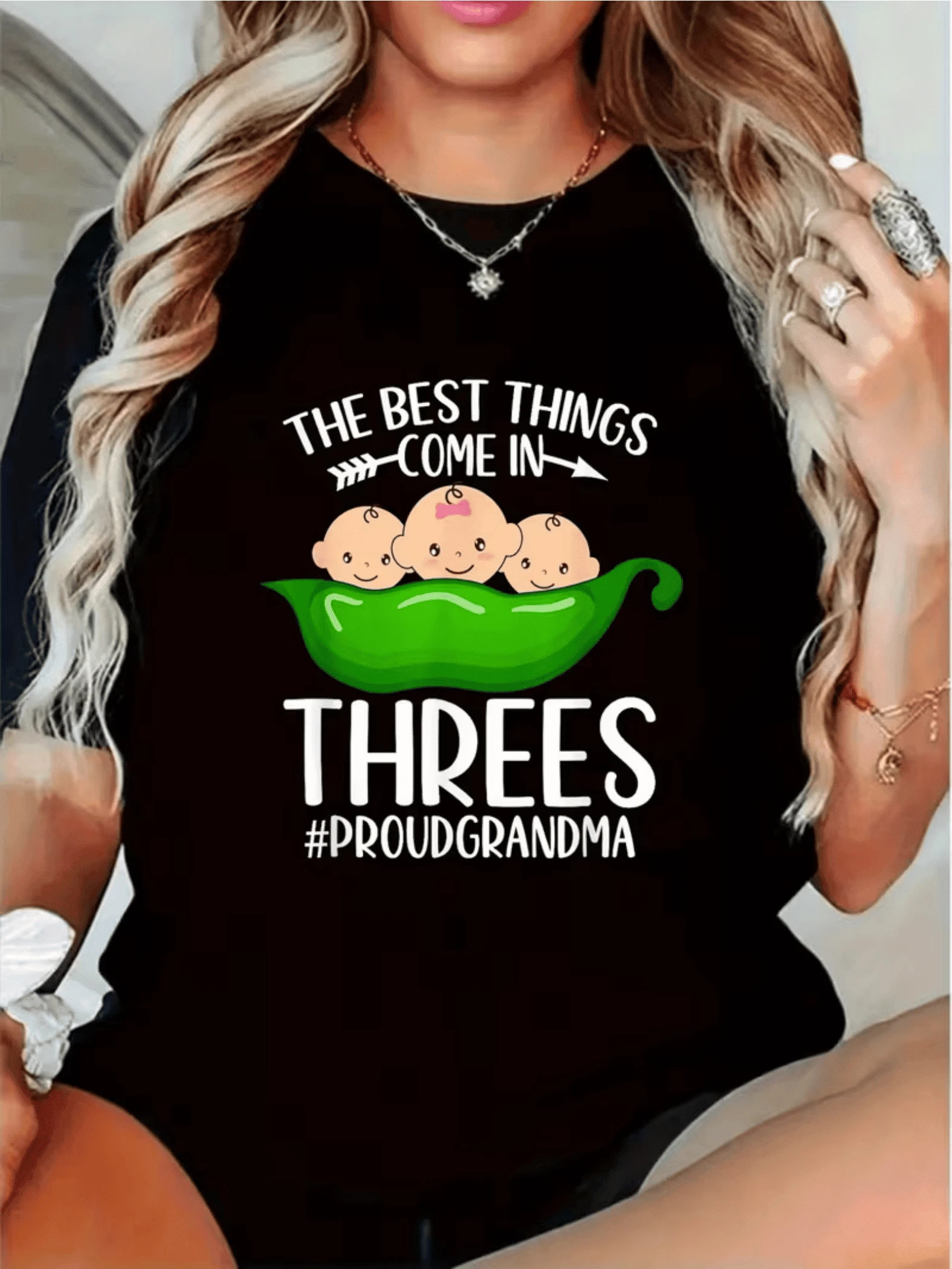 Three Adorable Babies Inside A Green Pod Symbolize Family Unity And The Joy Of Having Many Blessings In Life. A Modern, Casual Women's T-Shirt, Ideal For Proud Grandmothers. - 黑色 - 查看 1