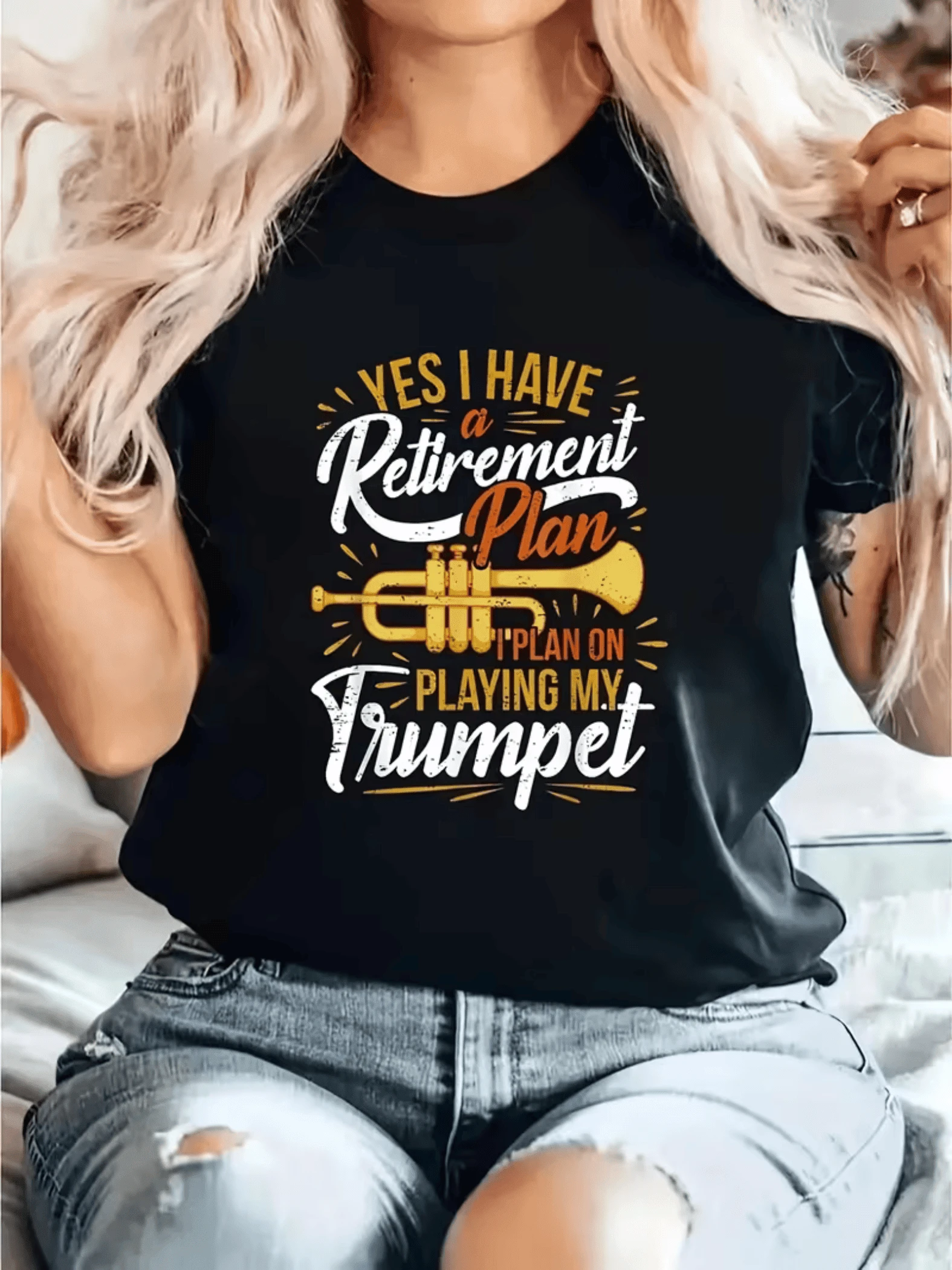 Texto con una frase inspiradora que celebra la pasión por la música y muestra una trompeta dorada como símbolo de amor por tocarla durante el tiempo libre camiseta de mujer casual cómoda y moderna - Negro - Ver 1
