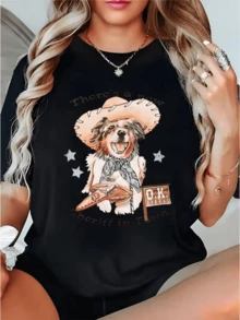Perro alegre con sombrero de vaquero y pañuelo que simboliza libertad aventura y amistad bajo las estrellas del oeste camiseta de mujer casual cómoda para uso diario - Negro - Ver 1