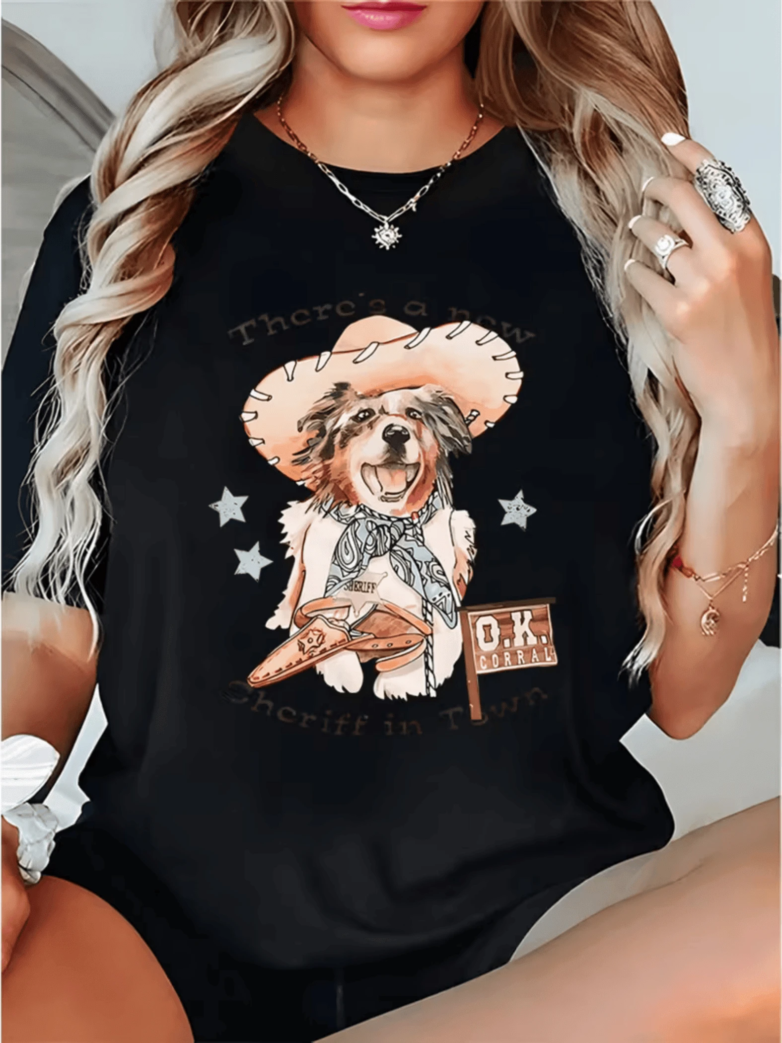 Perro alegre con sombrero de vaquero y pañuelo que simboliza libertad aventura y amistad bajo las estrellas del oeste camiseta de mujer casual cómoda para uso diario - Negro - Ver 1