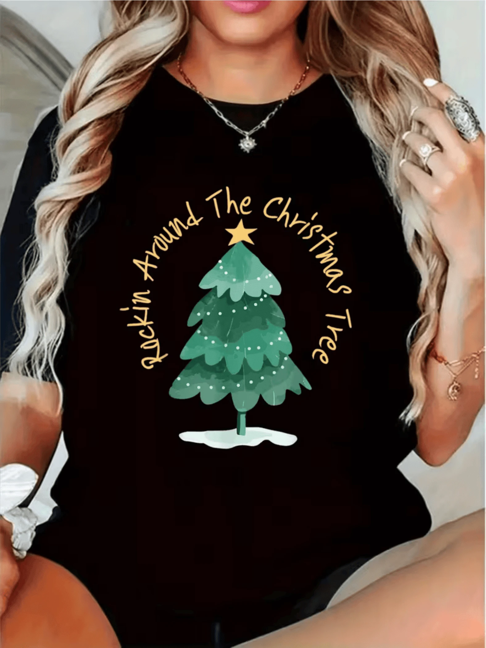 A Green Tree Decorated With A Golden Star And Snowflakes Conveys A Festive Atmosphere Full Of Christmas Joy, Ideal For Celebrating In Style And A Cheerful Spirit. A Comfortable And Modern Casual Women's T-Shirt. - 黑色 - 查看 1