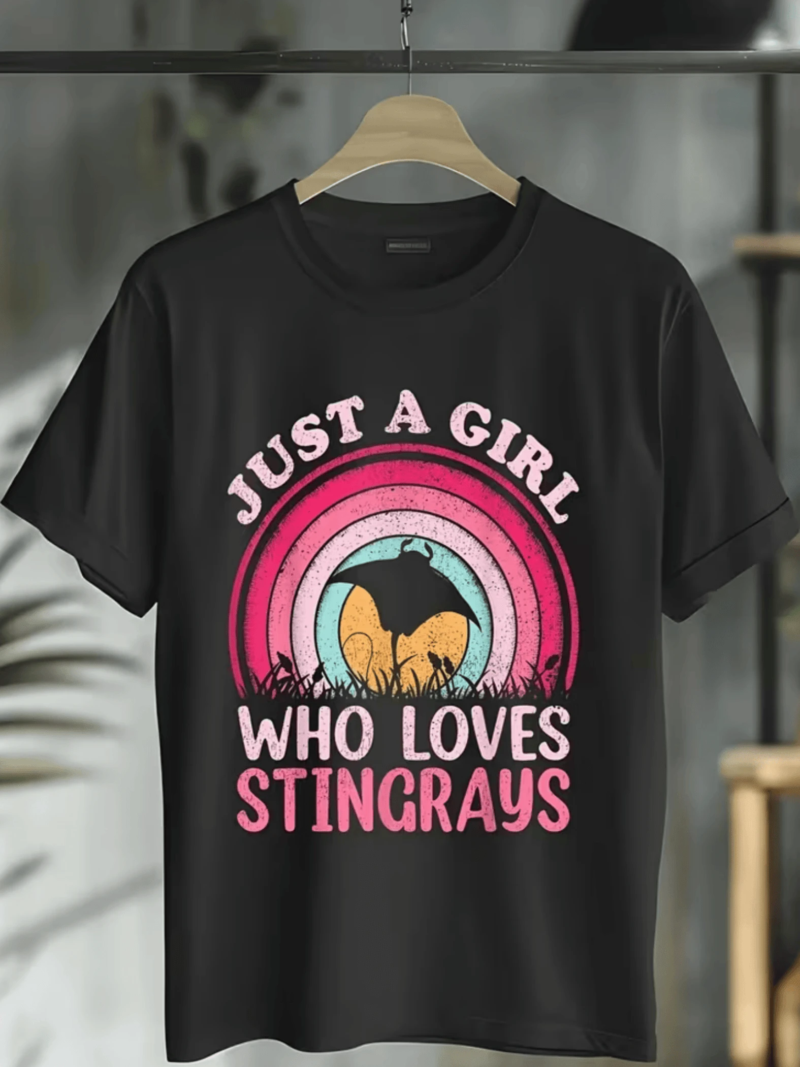 Manta Ray Figure Soaring Over A Sunset With Pink And Blue Tones That Evoke Love For The Sea And Freedom. Casual Women's T-Shirt With A Positive Message And Modern Retro Style - 黑色 - 查看 1