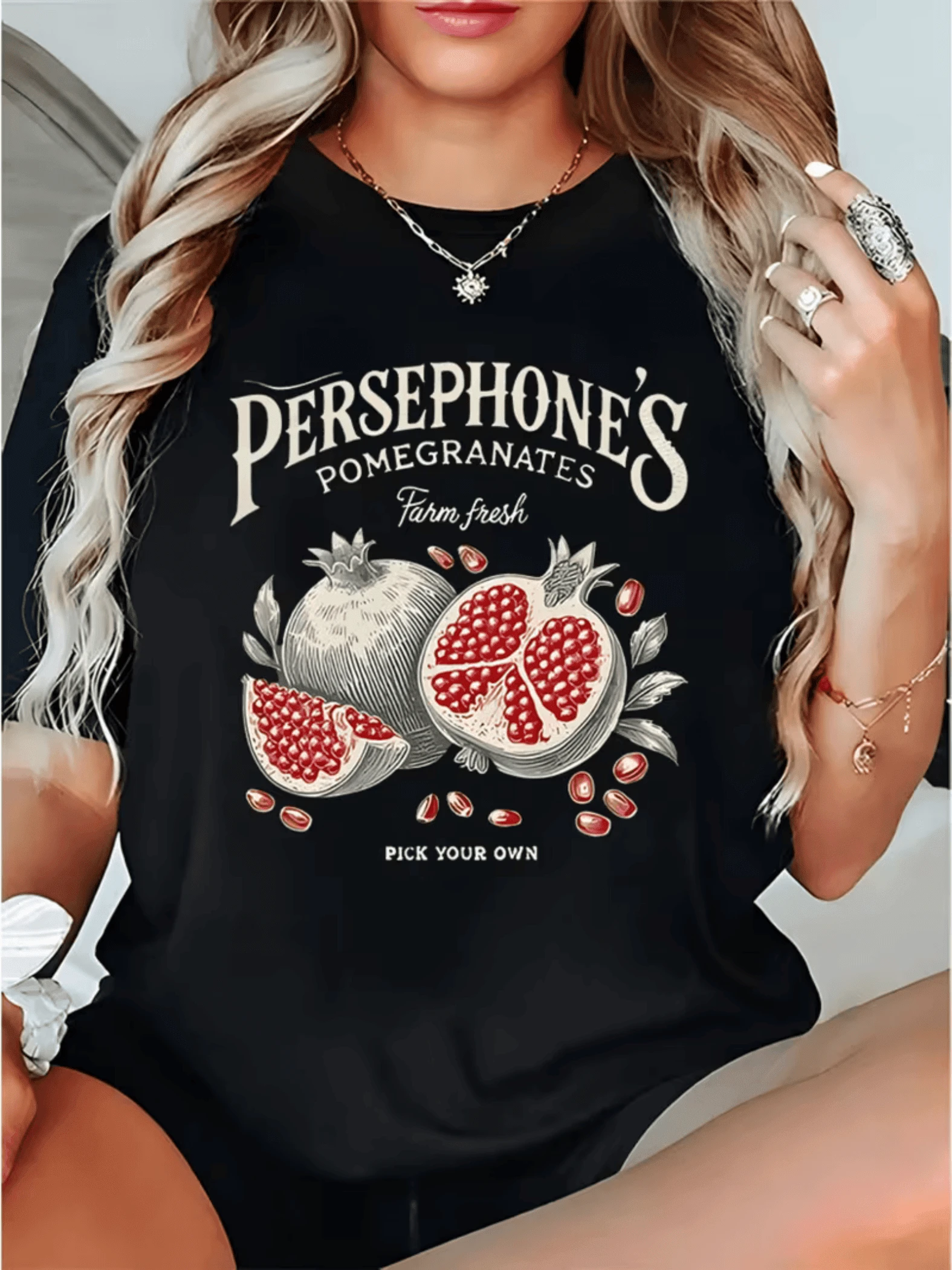 Open Pomegranates Symbolizing Abundance, Fertile Nature, And Vital Energy, With Red Seeds Inspiring Freshness And Modern Charm. Comfortable And Attractive Casual Women's T-Shirt - 黑色 - 查看 1