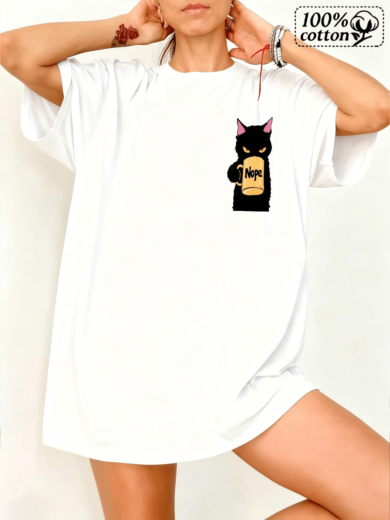 Camiseta de modara mujeres | Impresión frontal blanca Negro de gato que sostiene la taza de cerveza con texto "No" | Vestir cómodo y informal para el uso diario
