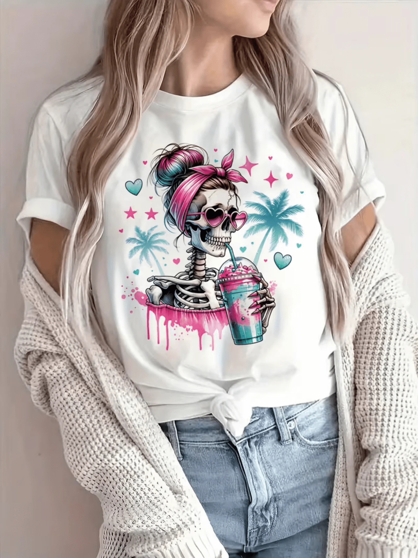 Colorful Figure Depicting A Female Skeleton With A Pink Bow Holding A Cold Drink Surrounded By Palm Trees, Hearts, And Sparkles That Convey Summer Energy And Urban Style. Modern Casual Women's T-Shirt For Everyday Wear - 白色 - 查看 1