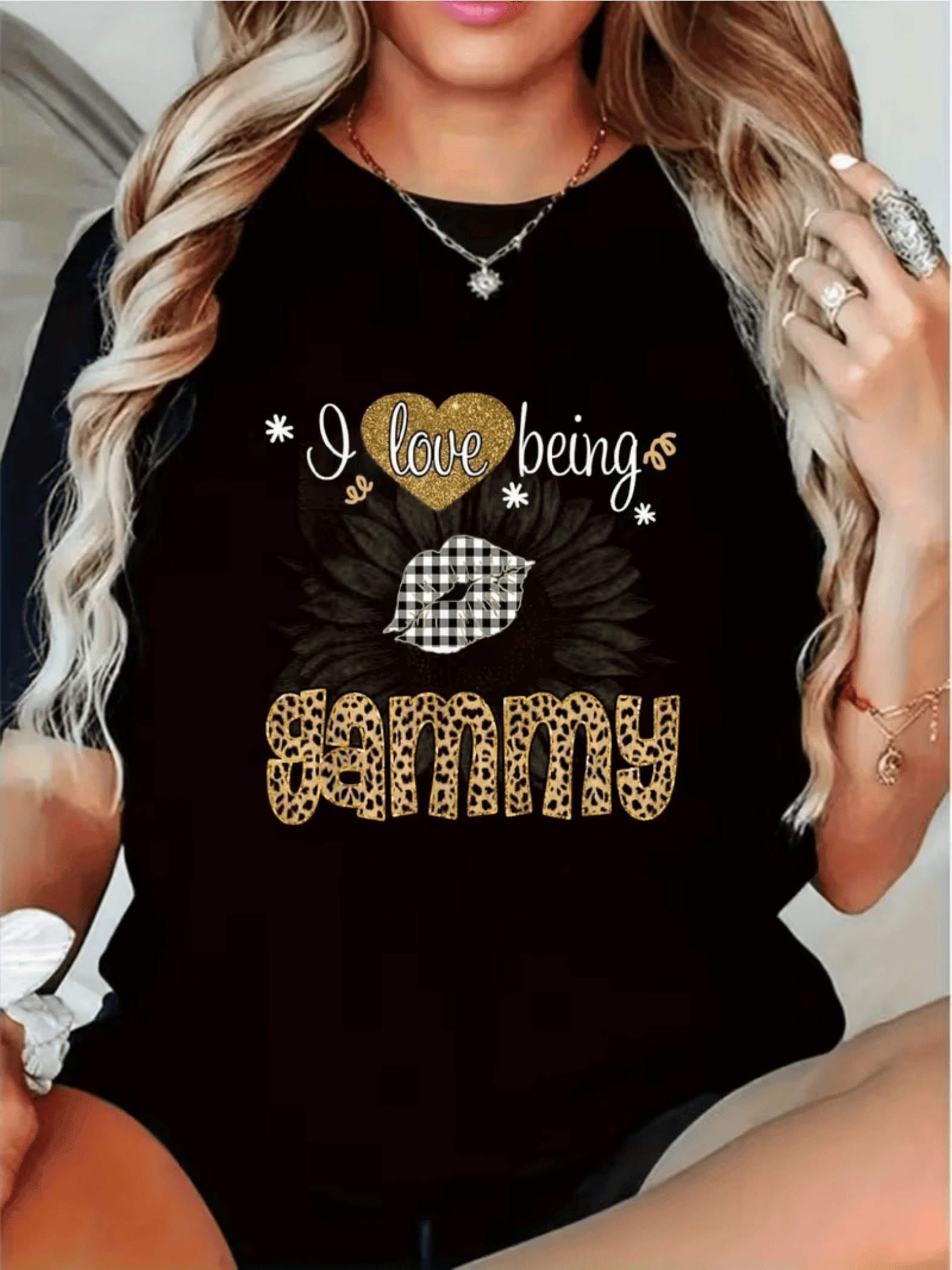 Corazón dorado brillante con labios de cuadros blancos y negros sobre fondo de girasol que simboliza amor familiar y energía positiva camiseta de mujer casual moderna y cómoda - Negro - Ver 1