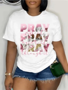 Inspirational Phrase Conveying Faith, Strength, And Hope With Large Letters And Pink Flowers, Motivating You To Overcome Challenges With A Prayer. Women's Casual, Modern, And Comfortable T-Shirt For Everyday Wear. - 白色 - 查看 1