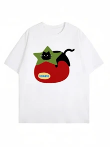 Gato negro descansando sobre un tomate rojo con hoja verde que simboliza energía natural juego y ternura perfecta para expresar humor y frescura en días casuales camiseta de mujer cómoda y moderna - Blanco - Ver 1