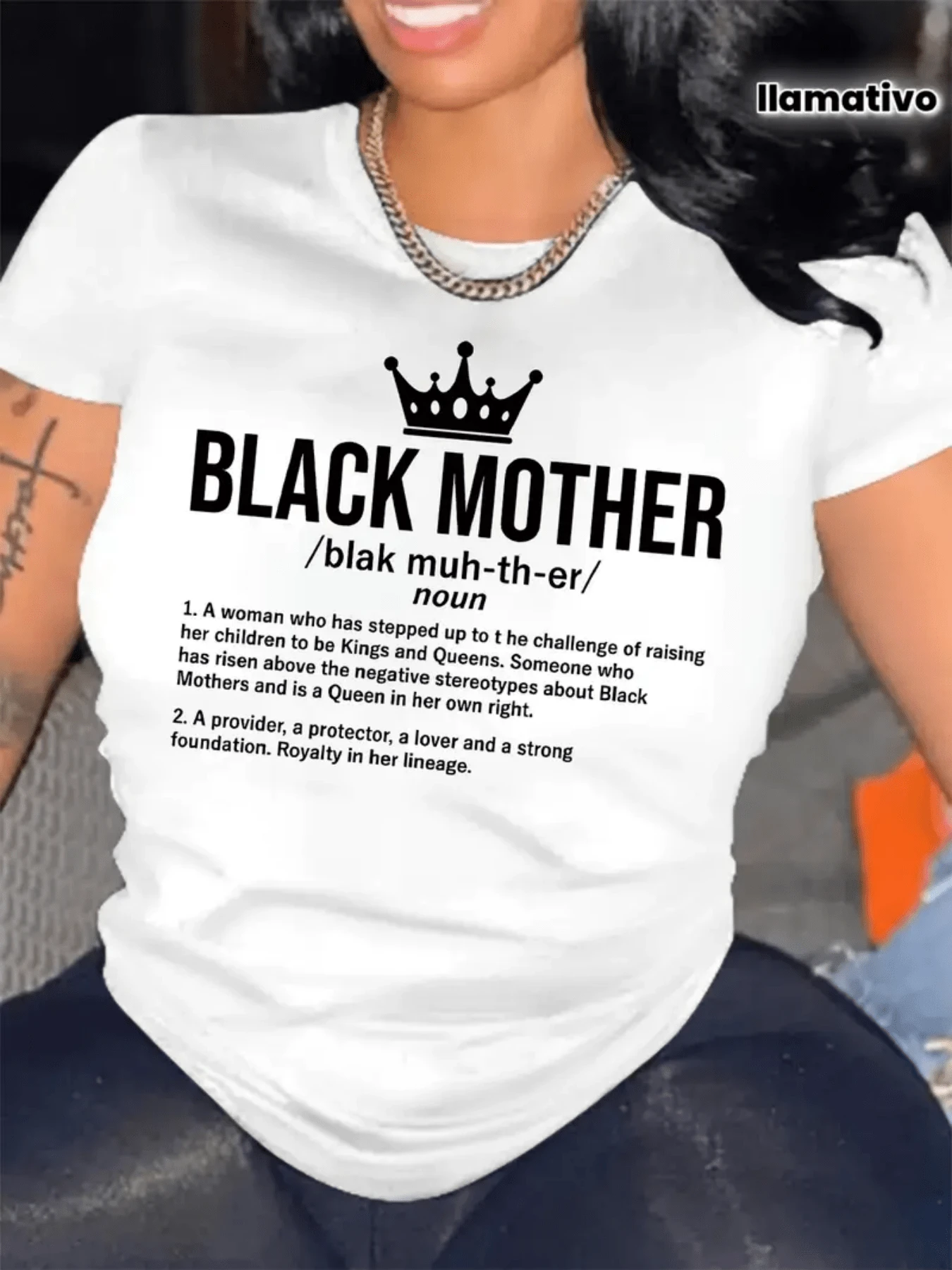 A Crown Symbolizing Pride, Strength, And Maternal Royalty, Recalling The Greatness Of Mothers Who Guide And Protect With Love And Wisdom Every Step Of Their Family, Inspiring Respect And Unity. A Modern, Casual White Women's T-Shirt. - 白色 - 查看 1
