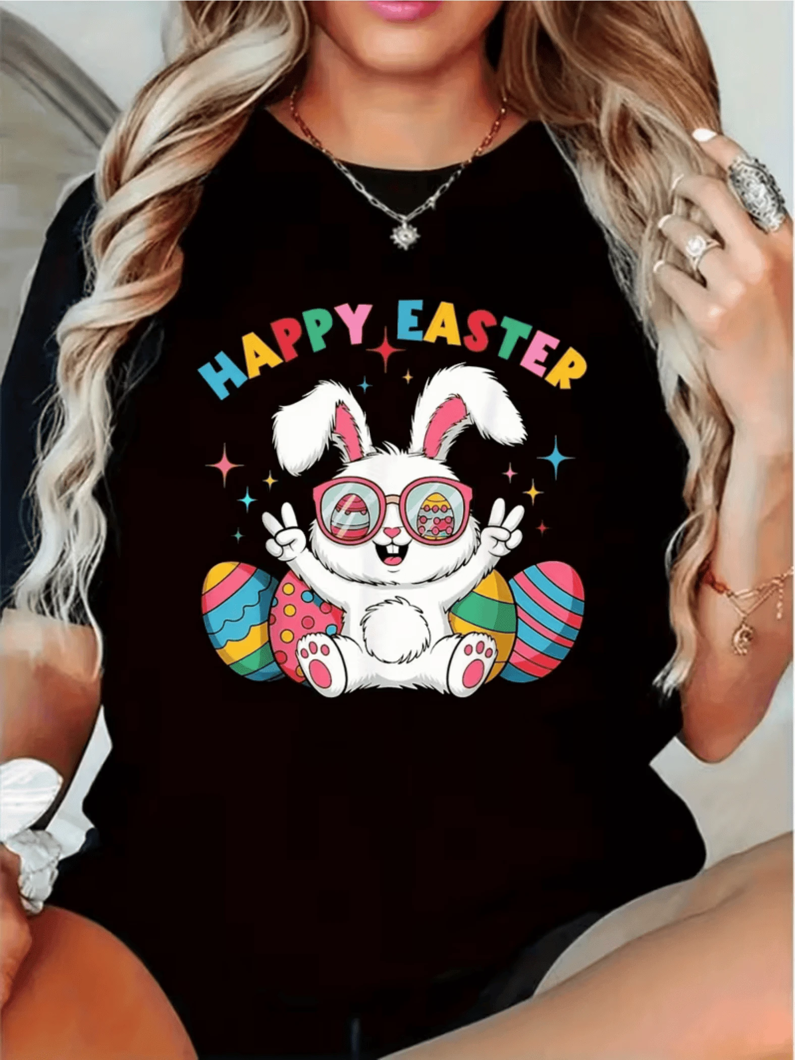 Conejo alegre con gafas de sol entre huevos coloridos que simbolizan felicidad y celebración de Pascua con tonos vivos y energía positiva camiseta de mujer casual cómoda para fiesta y uso diario - Negro - Ver 1