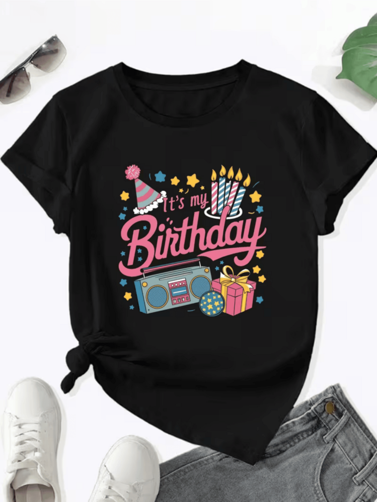 Fiesta de cumpleaños alegre con velas encendidas gorro festivo caja de regalo y estrellas coloridas que transmiten energía positiva y diversión camiseta de mujer casual moderna para ocasión especial - Negro - Añade 8