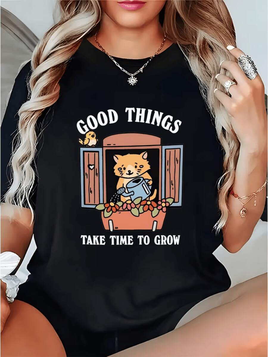 Gato tierno regando flores en una ventana de madera con mensaje motivador que inspira paciencia y crecimiento interior para momentos tranquilos camiseta de mujer casual y cómoda para uso diario - Negro - Ver 1