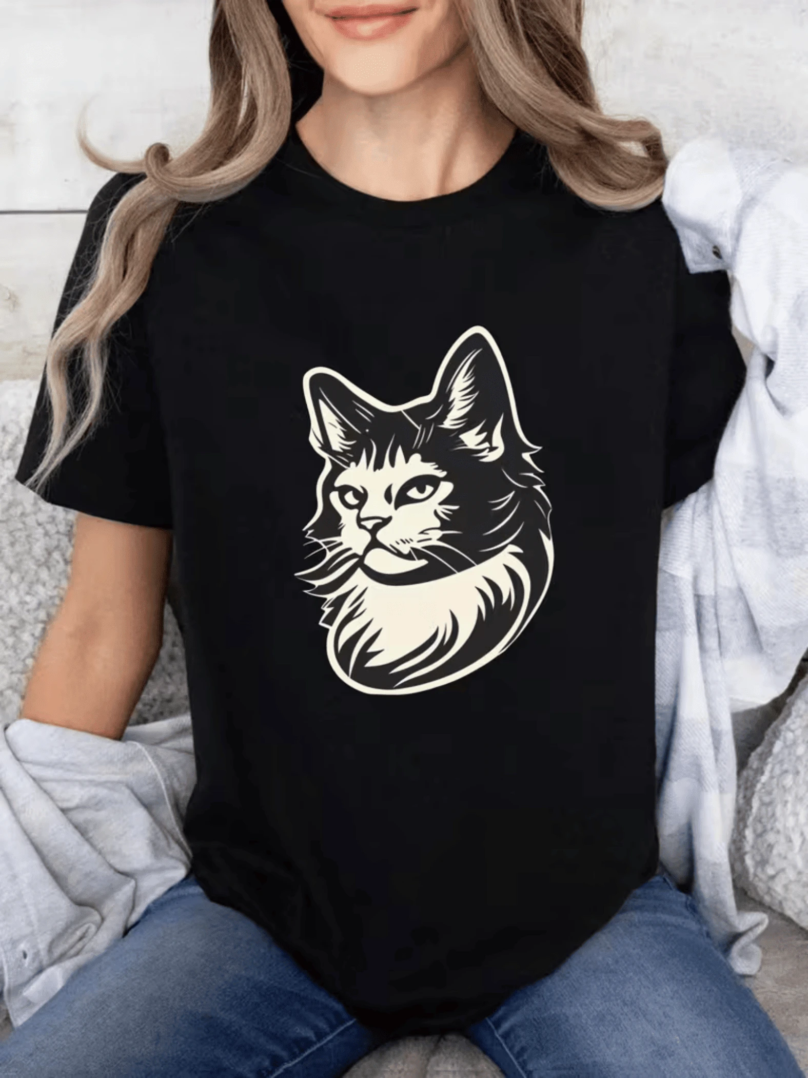 Figura de gato con mirada serena que simboliza independencia elegancia y conexión espiritual con la naturaleza ideal para mujeres que aman la tranquilidad camiseta de mujer con estampado artístico moderno - Negro - Ver 1