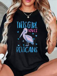 Un pelícano rosado rodeado de pequeños corazones azules que simbolizan amor y conexión con la naturaleza marina transmite dulzura y libertad camiseta de mujer elegante casual cómoda para uso diario - Negro - Ver 8