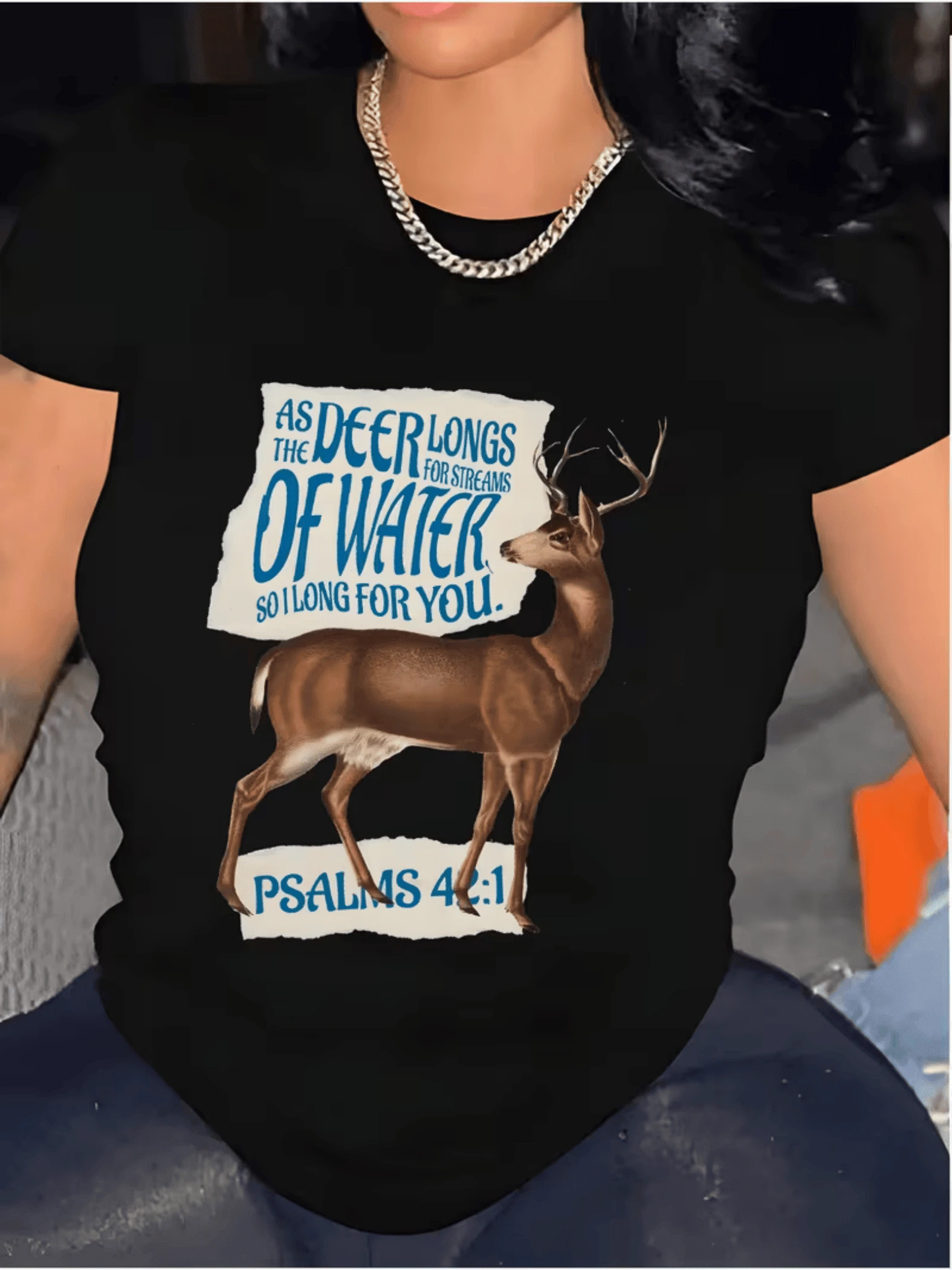 Ciervo junto al agua símbolo de búsqueda espiritual y paz interior inspirado en el anhelo del alma por la serenidad profunda camiseta de mujer casual cómoda para uso diario - Negro - Ver 1