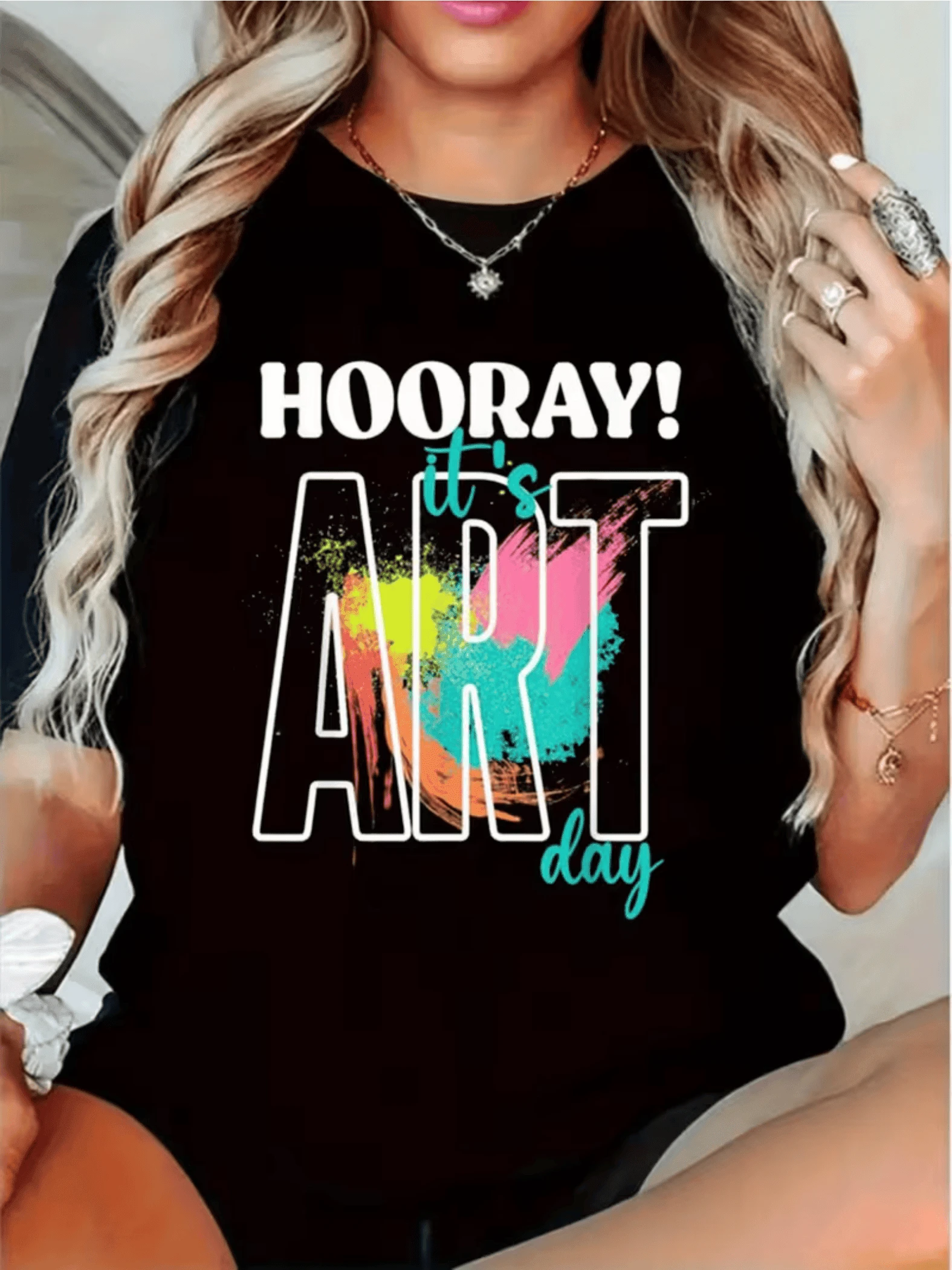 Pinceladas de colores vibrantes que expresan energía creativa y alegría artística con texto motivador celebrando el arte camiseta de mujer casual moderna cómoda para uso diario - Negro - Ver 1