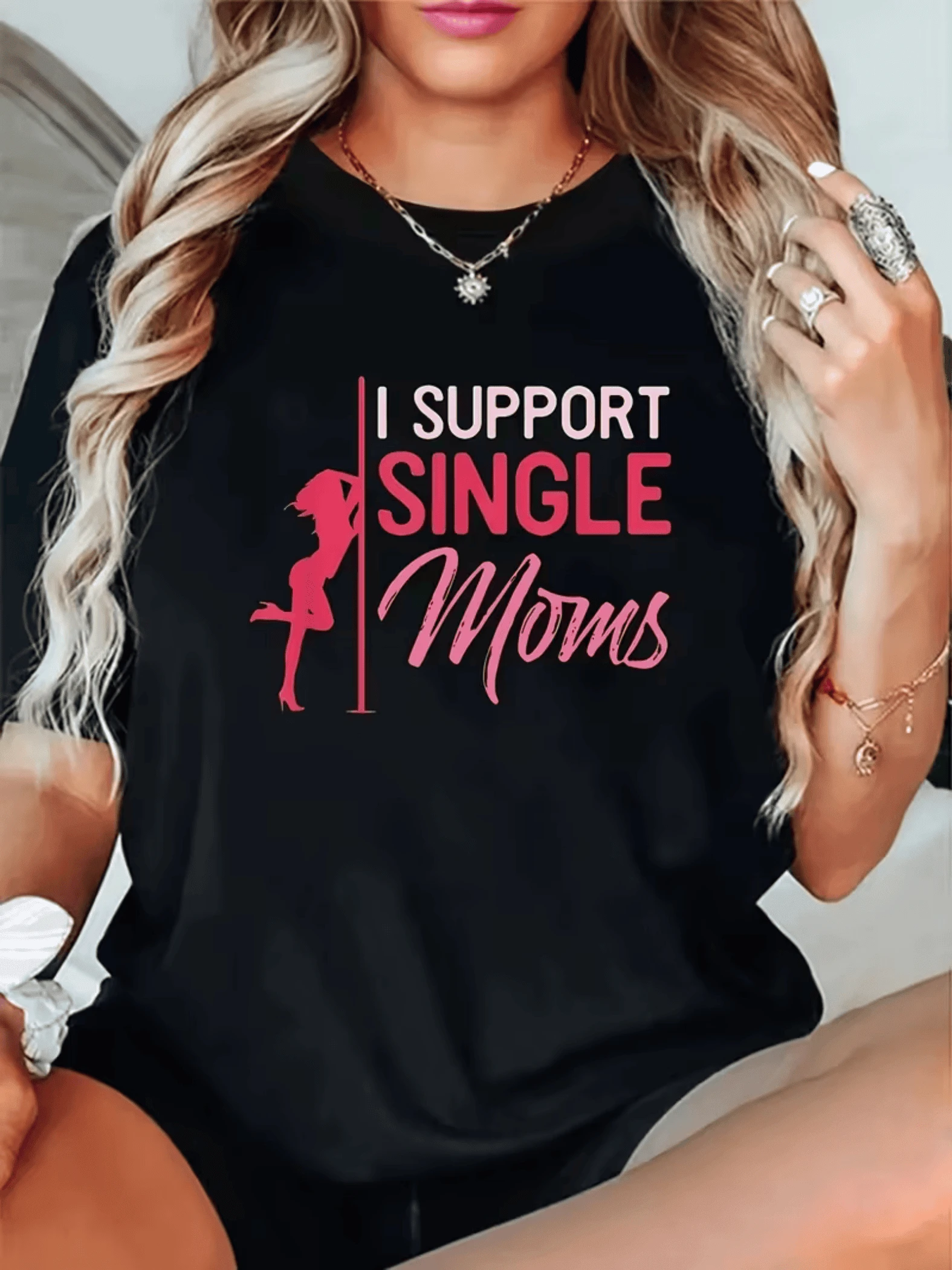 Figura que transmite apoyo y fuerza a las madres que enfrentan la vida con determinación mostrando orgullo independencia y solidaridad femenina camiseta de mujer casual moderna cómoda para uso diario - Negro - Ver 1