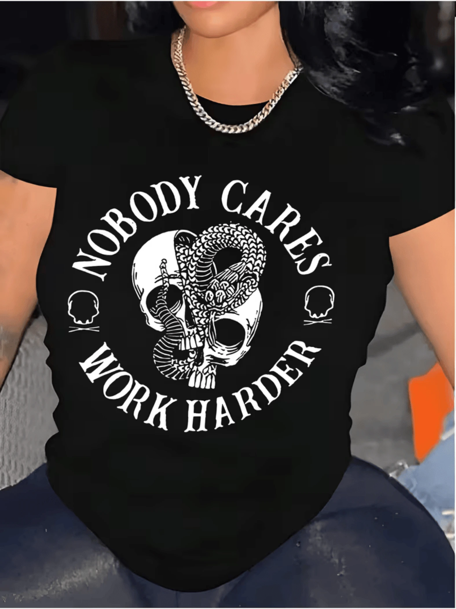 Calavera decorada con serpiente simboliza la fuerza interior y la superación ante los desafíos recordando que la verdadera motivación surge del esfuerzo propio camiseta de mujer moderna para espíritu libre y decidido - Negro - Ver 1
