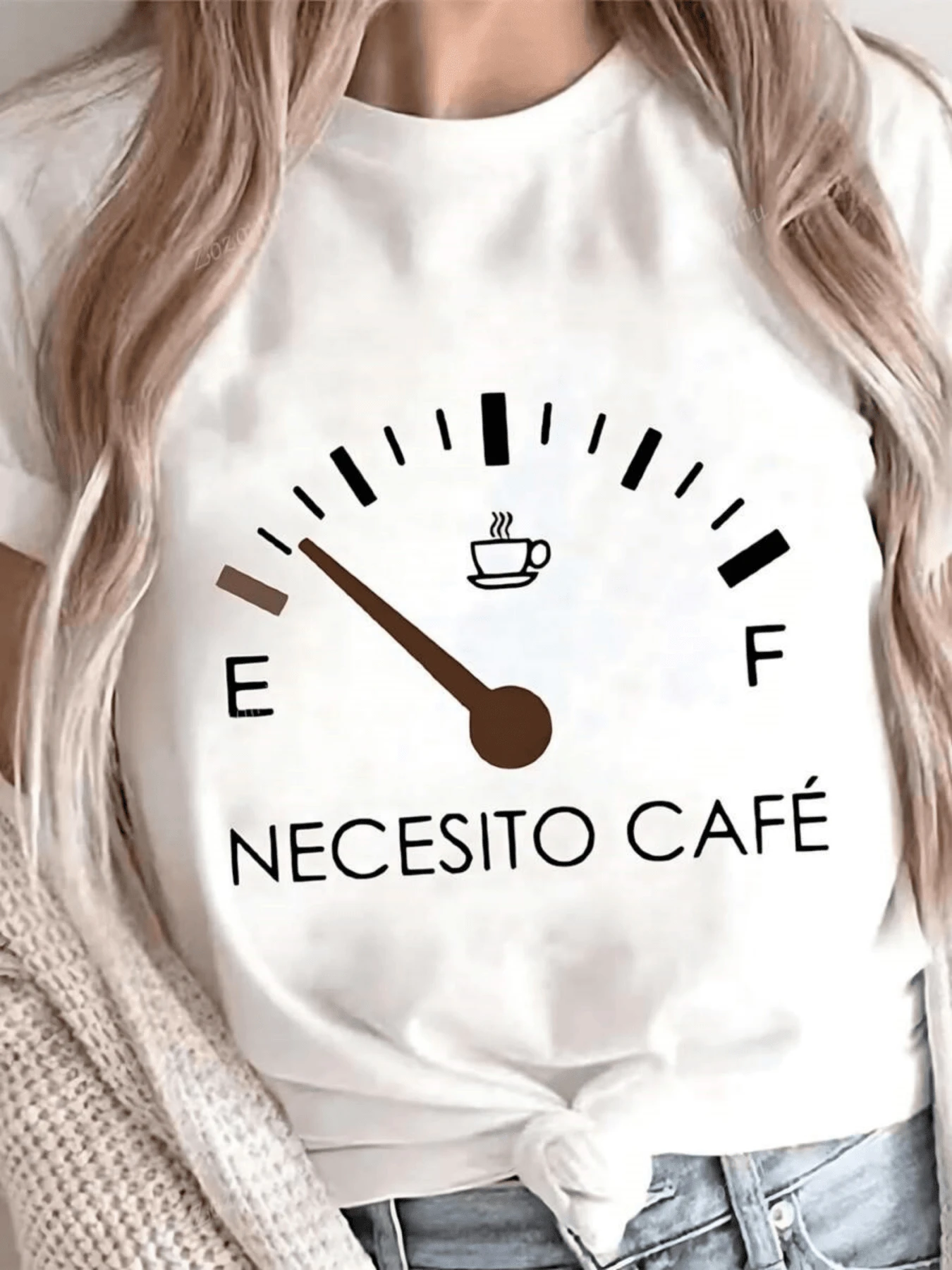 Energy Meter With Coffee Cup Symbolizing The Mood Level Dropping To Empty, Reflecting The Urgent Need To Recharge With Aroma And Flavor. Casual, Comfortable, And Modern Women's T-Shirt - 白色 - 查看 1