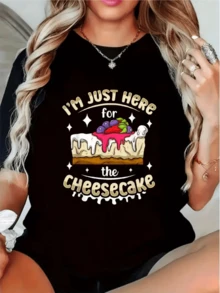 A Slice Of Cheesecake Topped With Melted White Cream And Colorful Fruits Like Strawberries, Blueberries, And Green Leaves, Surrounded By Sparkles That Convey Joy And Flavor. A Fun, Modern, Casual Women's T-Shirt For Dessert Lovers. - 黑色 - 查看 1