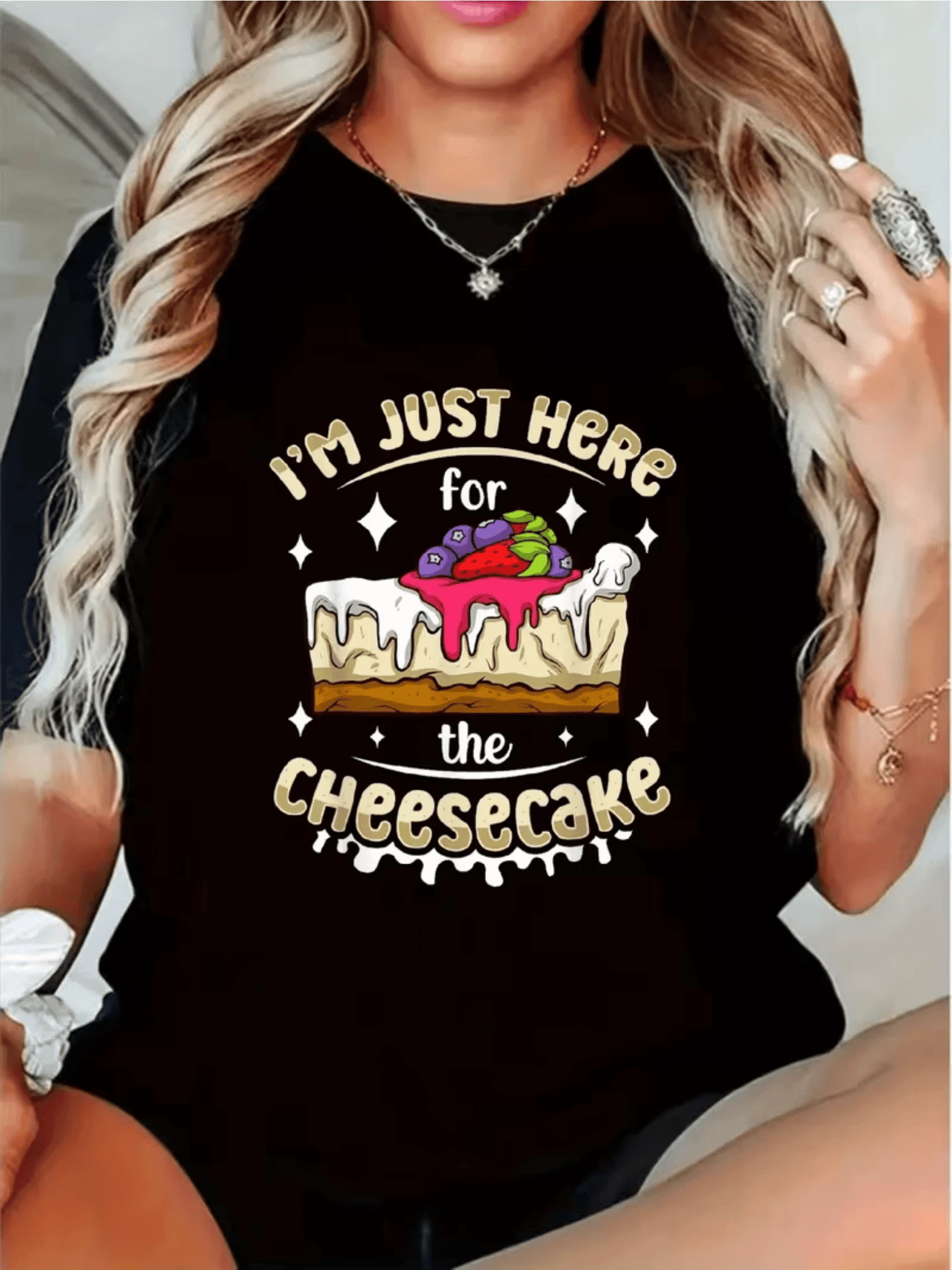 A Slice Of Cheesecake Topped With Melted White Cream And Colorful Fruits Like Strawberries, Blueberries, And Green Leaves, Surrounded By Sparkles That Convey Joy And Flavor. A Fun, Modern, Casual Women's T-Shirt For Dessert Lovers. - 黑色 - 查看 1