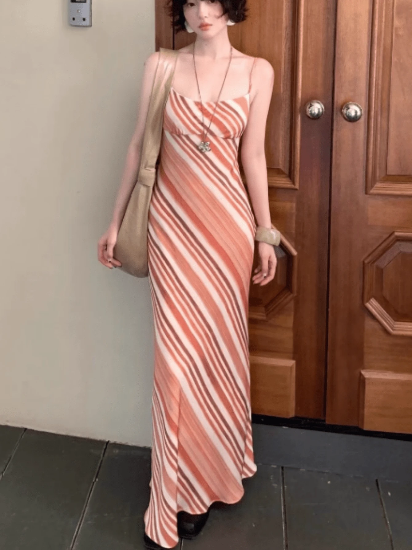 Đầm maxi nữ kiểu dáng retro kẻ sọc thanh lịch, dây mảnh, chất liệu lưới, phù hợp cho mùa hè, đi biển, du lịch, lễ hội Bohemian, kỳ nghỉ, tiệc cưới.