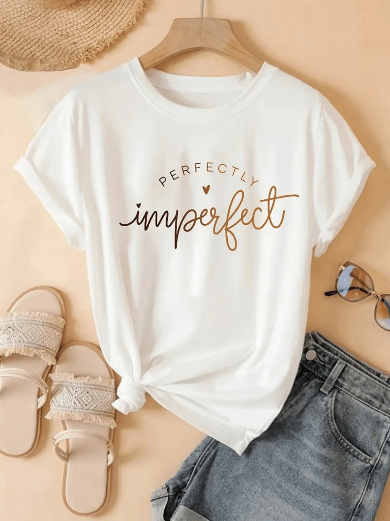 El mensaje en el estampado celebra la autenticidad y la belleza de aceptar las propias imperfecciones inspirando confianza y una actitud positiva hacia la vida camiseta de mujer casual blanca con mensaje motivador moderna y cómoda para uso diario - Blanco - Ver 1