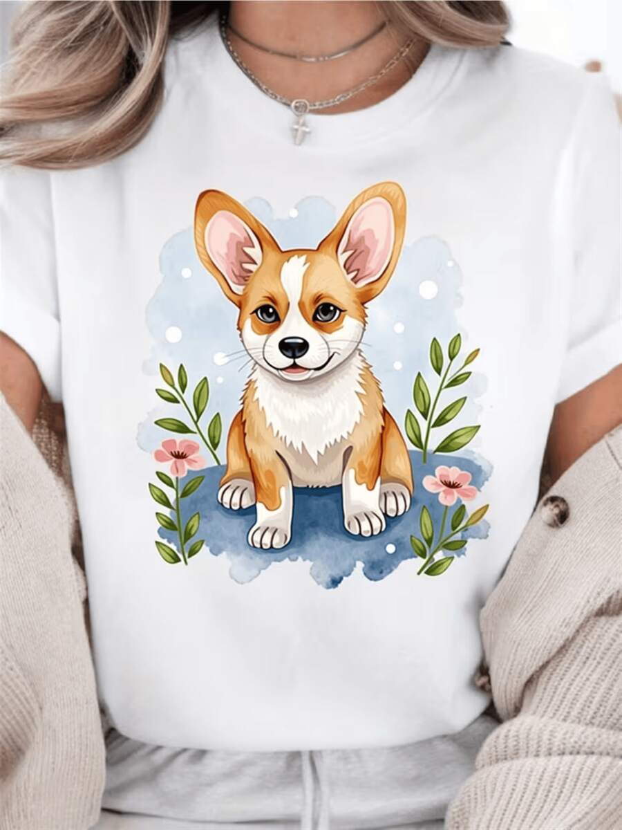 Figura de un tierno perro de orejas grandes rodeado de delicadas flores y hojas verdes sobre un fondo azul suave que transmite alegría y ternura camiseta de mujer casual para uso diario cómoda y atractiva - Blanco - Ver 1